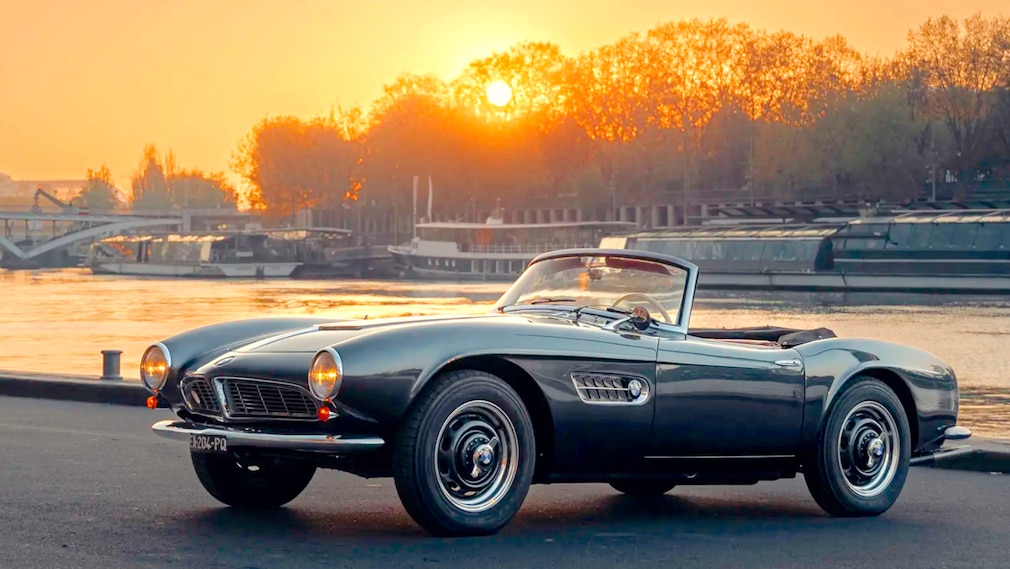 BMW 507 stehend schräg von vorn vor untergehender Sonne