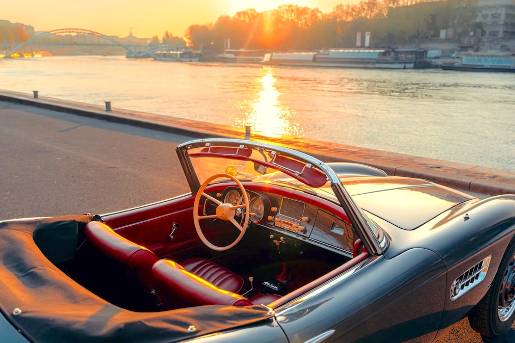 Blick über das Cockpit des offenen BMW 507 in die Abendsonne