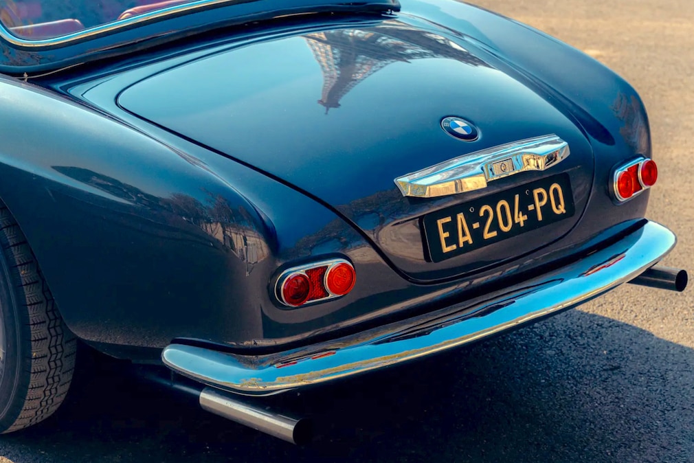 Der Eiffelturm spiegelt sich im Kofferraumdeckel des BMW 507