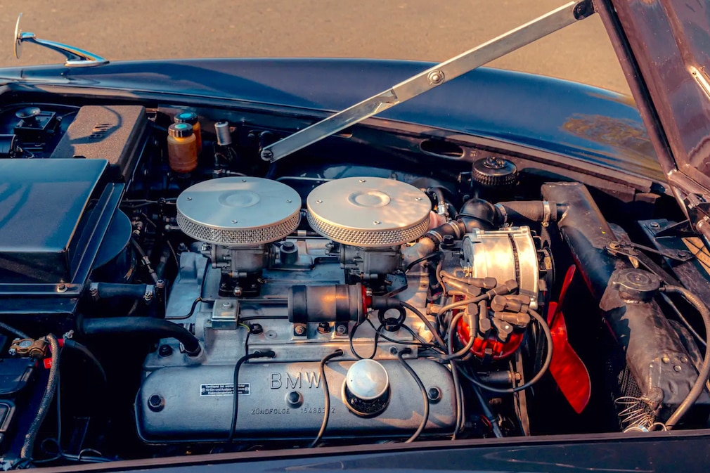 Motor und Motorraum des BMW 507 von der Beifahrerseite aus