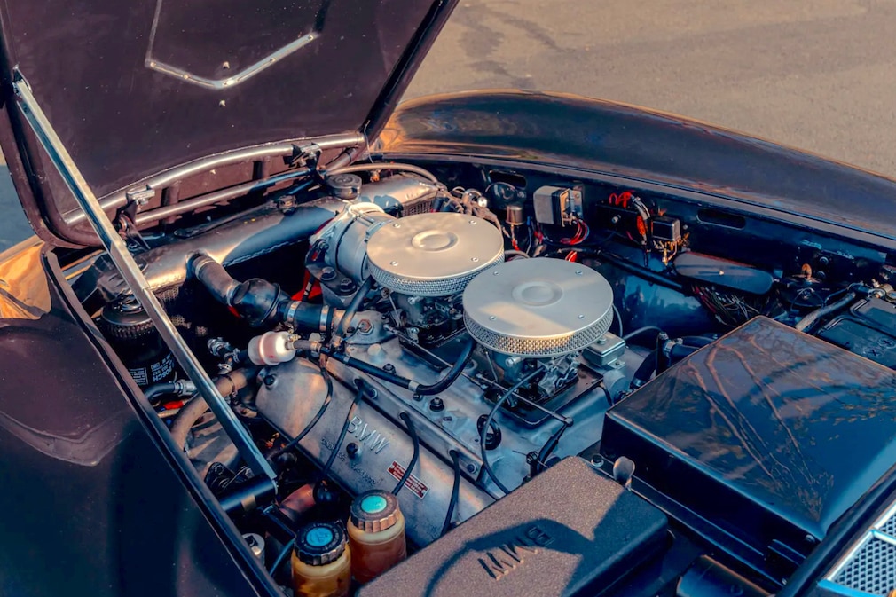 Motor und Motorraum des BMW 507 von der Fahrerseite aus