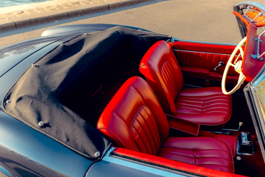 Rote Ledersitze und schwarze Verdeck-Persenning des BMW 507