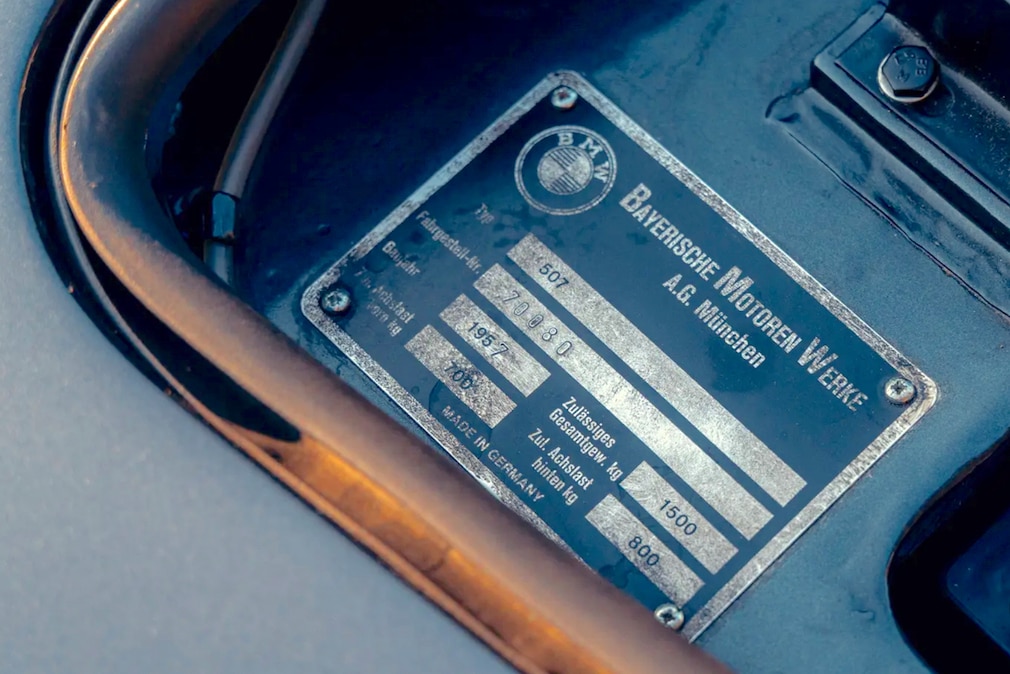 Typenschild des BMW 507 im Motorraum