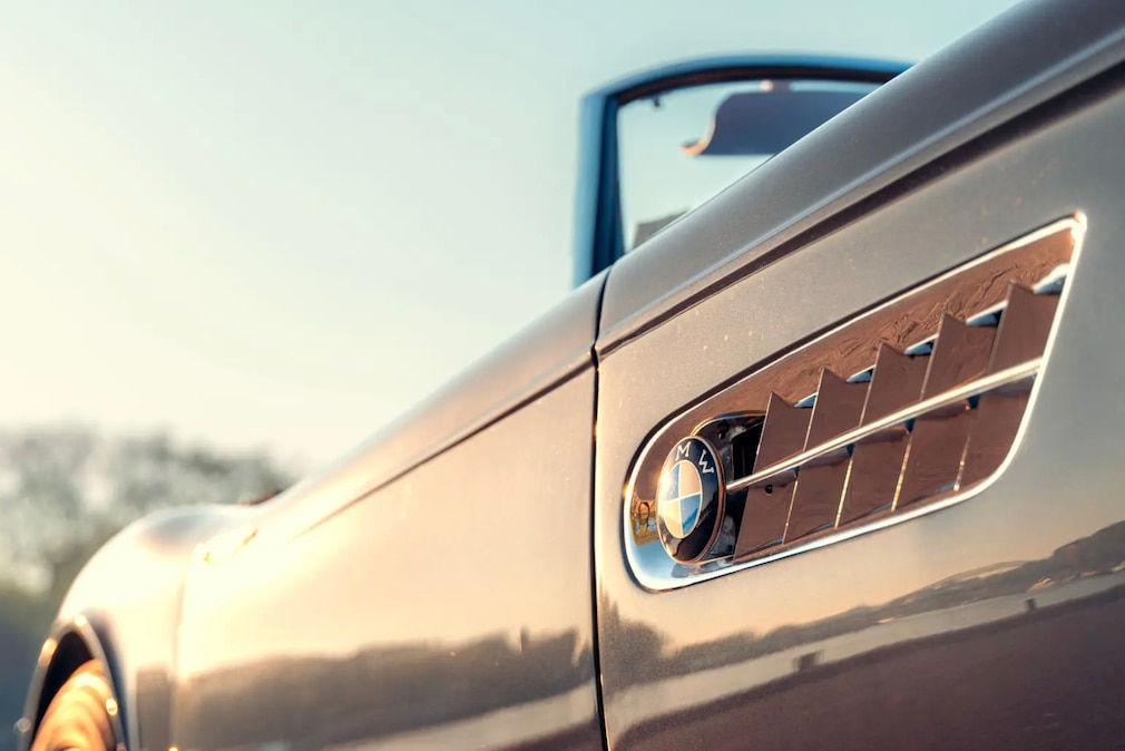 Verchromter Luftauslass mit BMW-Logo seitlich am vorderen Kotflügel des BMW 507