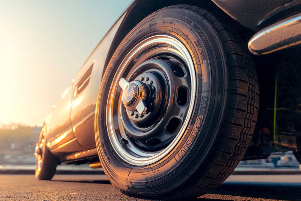 Vorderrad des BMW 507 aus der Froschperspektive