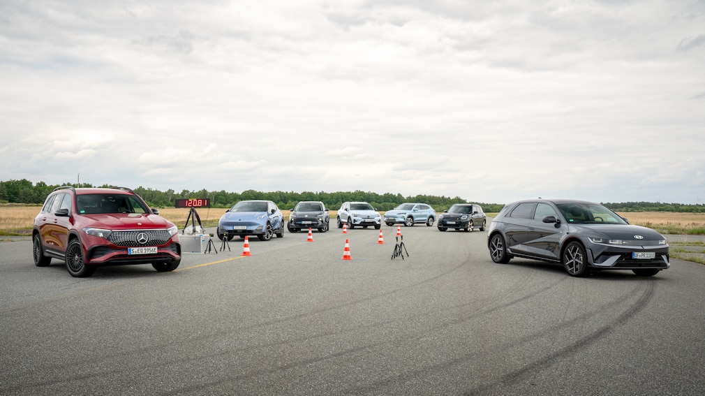 Sieben beladene Elektroautos im Ausweichtest