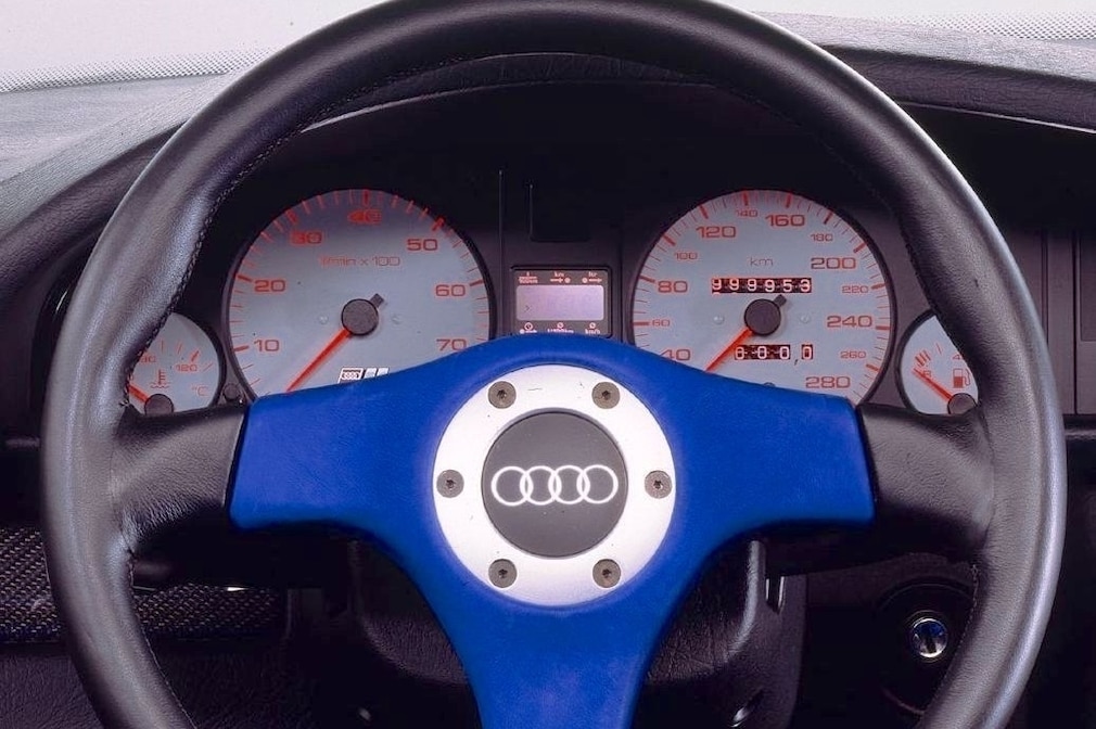 Lenkrad und Instrumente (Tacho, Drehzahlmesser) der Studie Audi RS4 (C4)