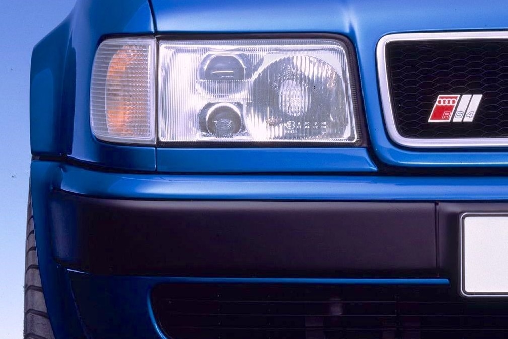 RS4--Logo im Kühlergrill der Studie Audi RS4 (C4)