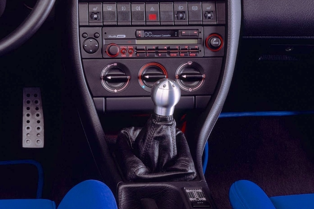 Schalthebel und Mittelkonsole der Studie Audi RS4 (C4)