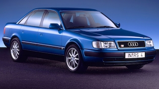 Studiofoto: blaue Studie Audi RS4 auf Basis des Audi 100 der Generation C4 von schräg vorn