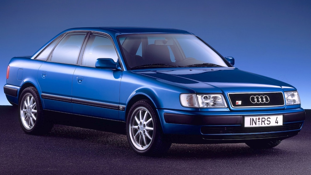 Studiofoto: blaue Studie Audi RS4 auf Basis des Audi 100 der Generation C4 von schräg vorn