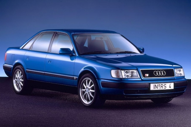 Studiofoto: blaue Studie Audi RS4 auf Basis des Audi 100 der Generation C4 von schräg vorn