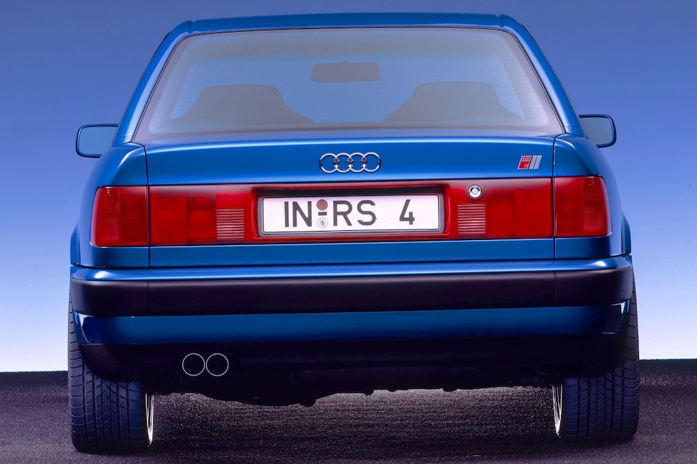 Studiofoto der Studie Audi RS4 (C4) gerade von hinten