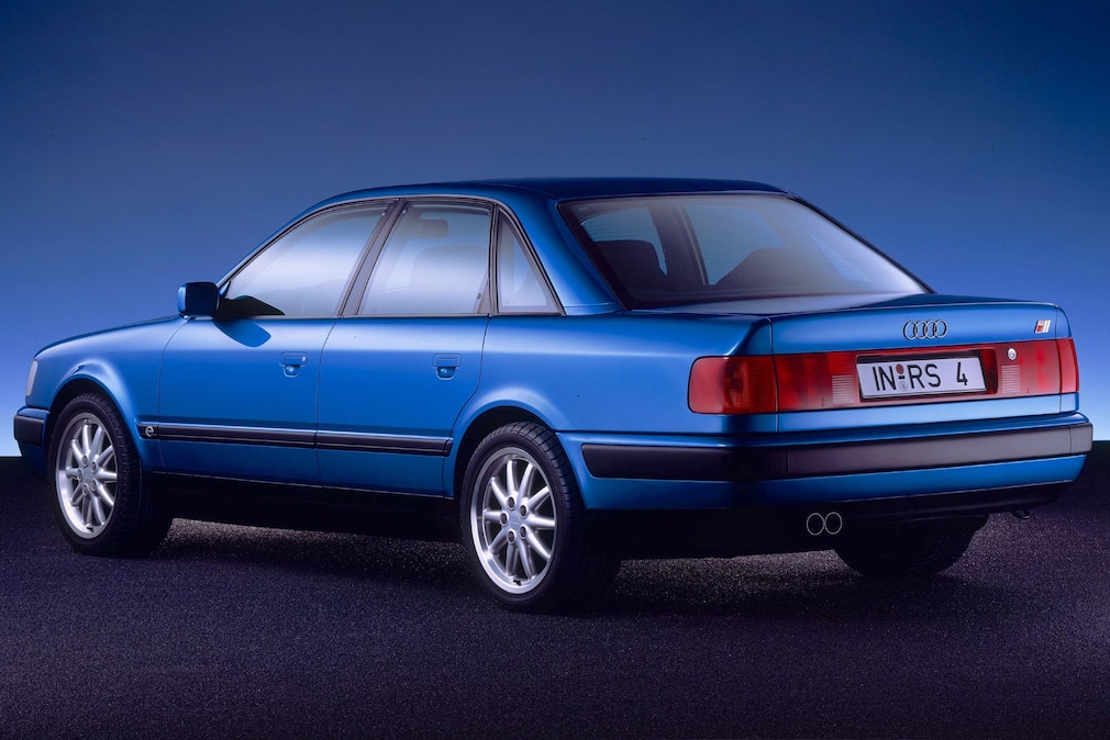 Studiofoto der Studie Audi RS4 (C4) schräg von hinten