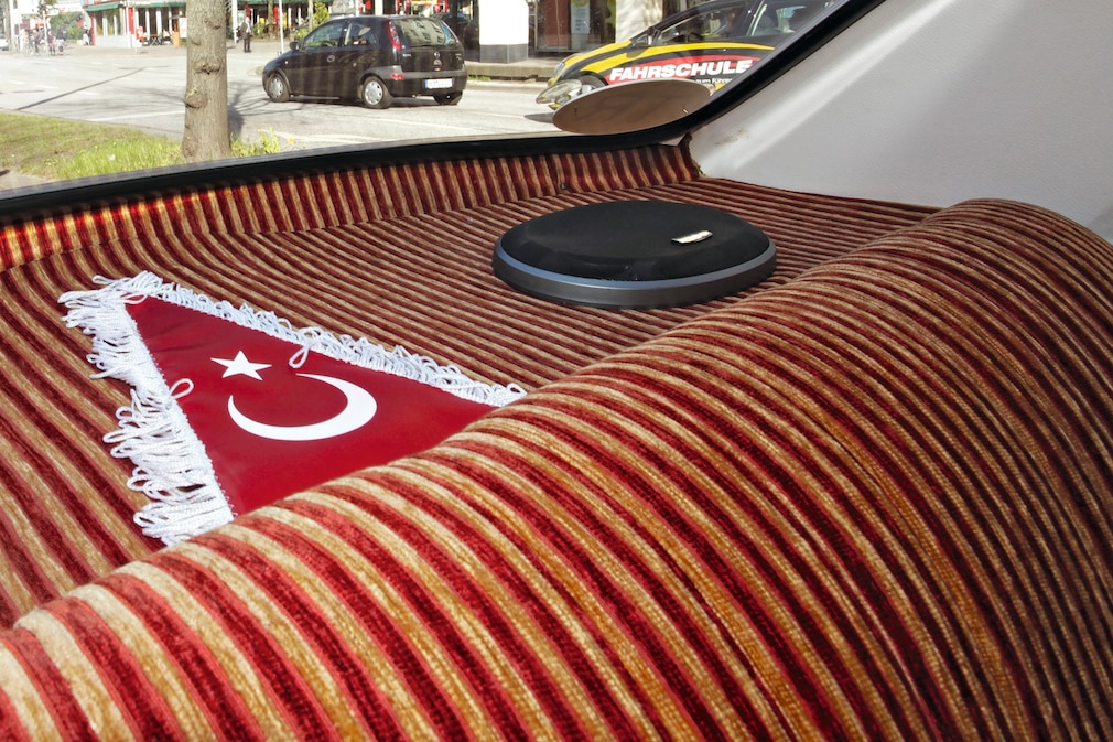 Hutablage des Anadol A2 mit türkischem WImpel und Lautsprecher; gelb-roter Polsterstoff