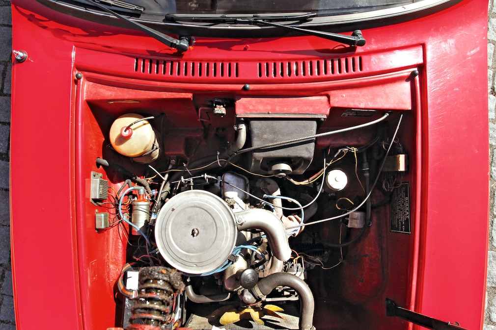 Motor des Anadol A2, von oben in den Motorraum fotografiert