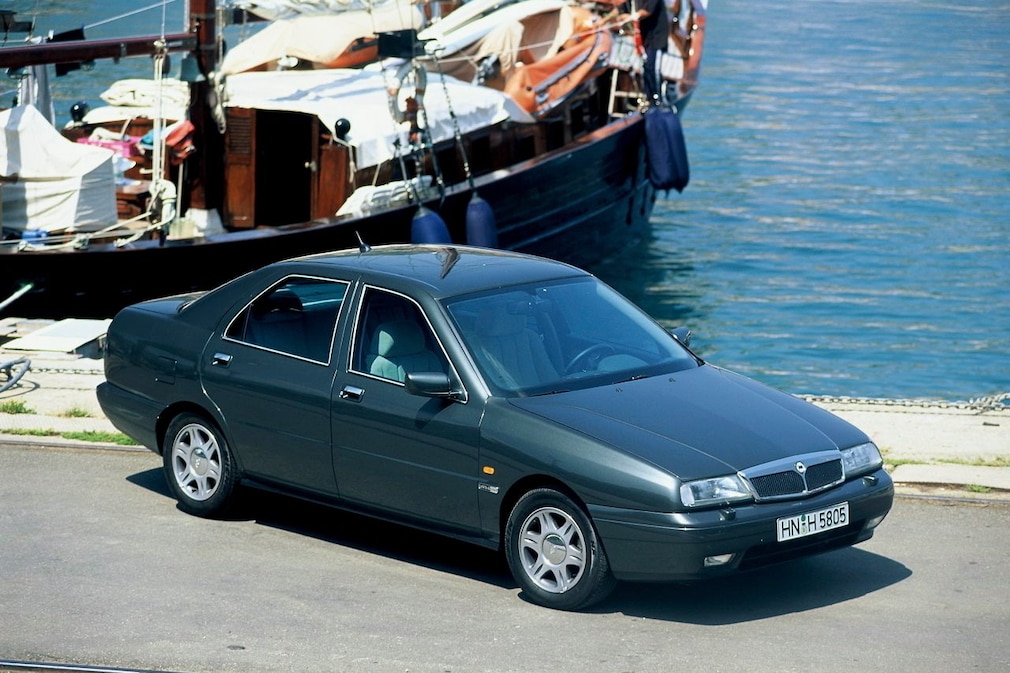 Lancia Kappa Limousine stehend von schräg oben