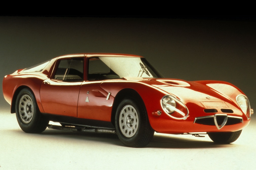 Studiofoto: Alfa Romeo Giulia Coupé TZ2 von schräg vorn