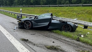 Crash: McLaren unter der Leitplanke