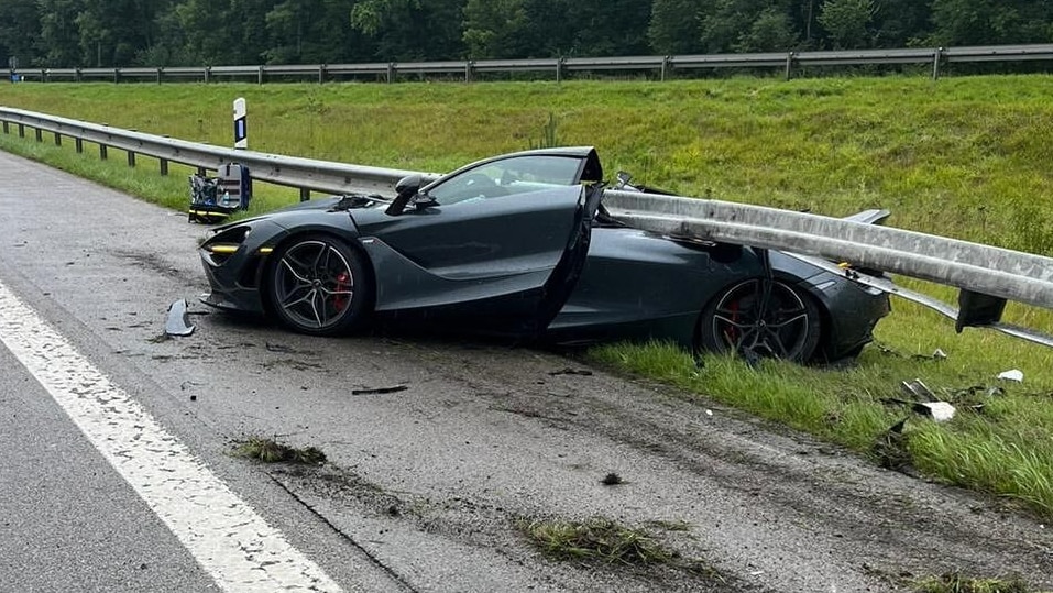Crash: McLaren unter der Leitplanke