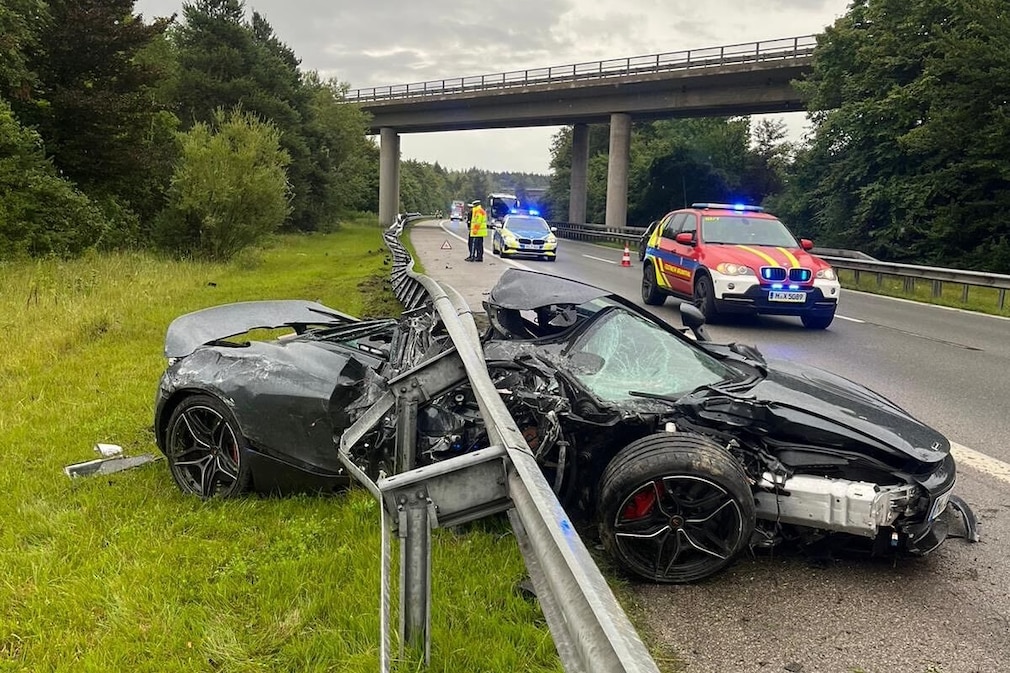 Crash: McLaren unter der Leitplanke