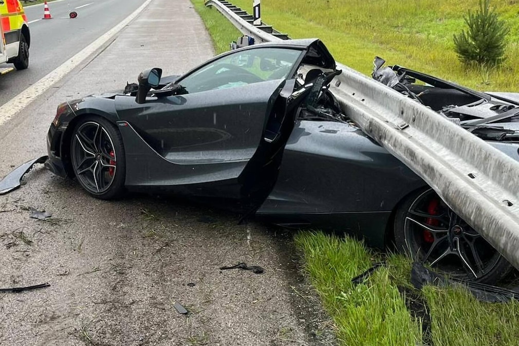 Crash: McLaren unter der Leitplanke