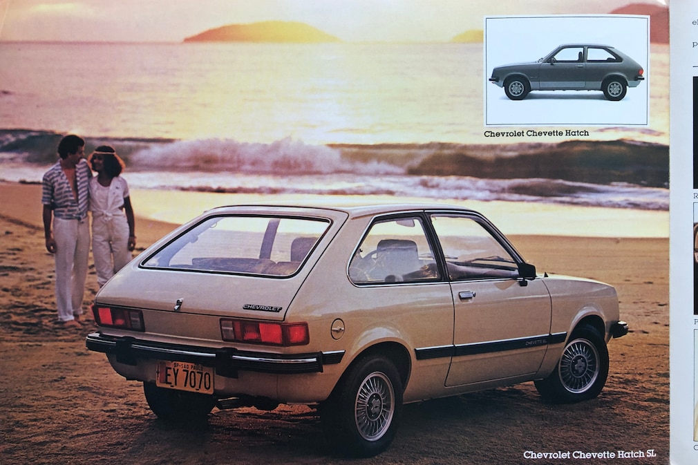 Brasilianisches Prospektfoto, Chevrolet Chevette Hatch von schräg hinten am Strand im Sonnenuntergang