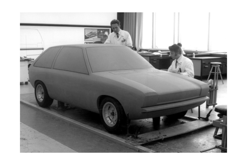 Historisches Schwarzweißfoto, Tonmodell eines Entwurfs für den Vauxhall Chevette im Designstudio im Maßstab 1:1