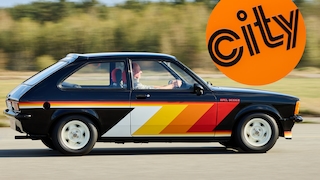 Opel Kadett C City Irmscher fahrend von der Seite, dazu Opels "City"-Schriftzug