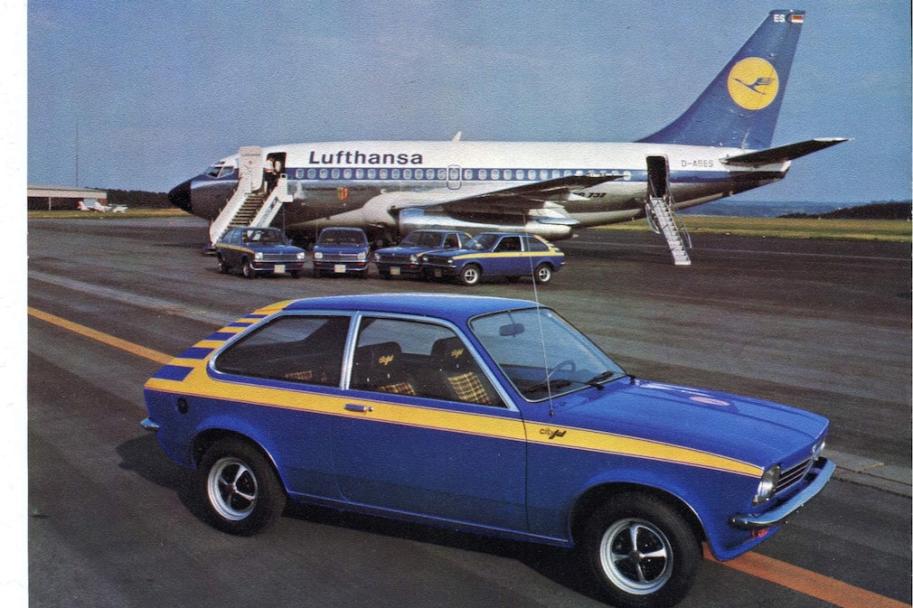 Opel Kadett C City in Lufthansa-Farben vor einem Lufthansa-Passagierflugzeug
