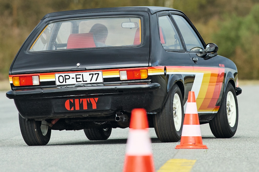 Opel Kadett C City mit Irmscher-Tuning fahrend schräg von hinten im Slalom