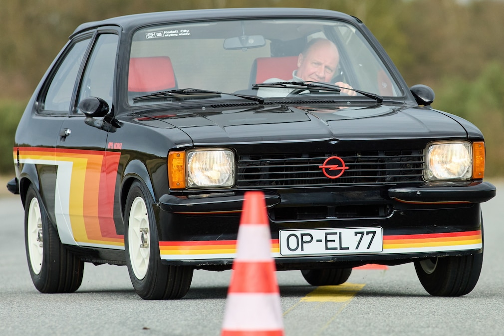 Opel Kadett C City mit Irmscher-Tuning fahrend schräg von vorn im Slalom