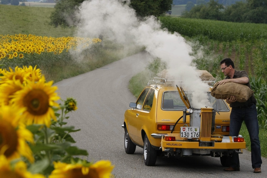 Opel Kadett C City mit dampfendem Holzvergaser auf der hinteren Stoßstange