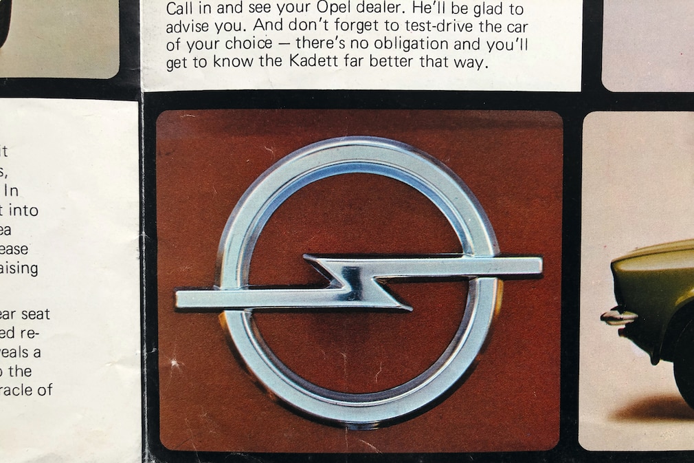 Spiegelverkehrt gedrucktes Foto vom Opel-Logo im britischen Prospekt