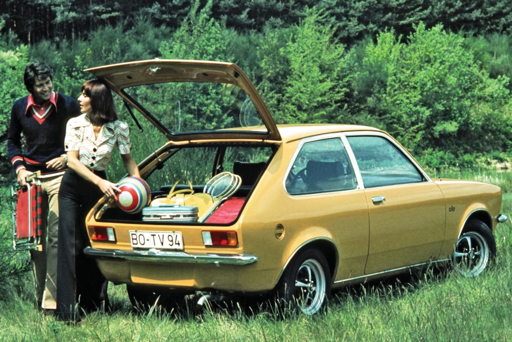 Werbefoto des Opel Kadett City mit offener Heckklappe und vollem Kofferraum