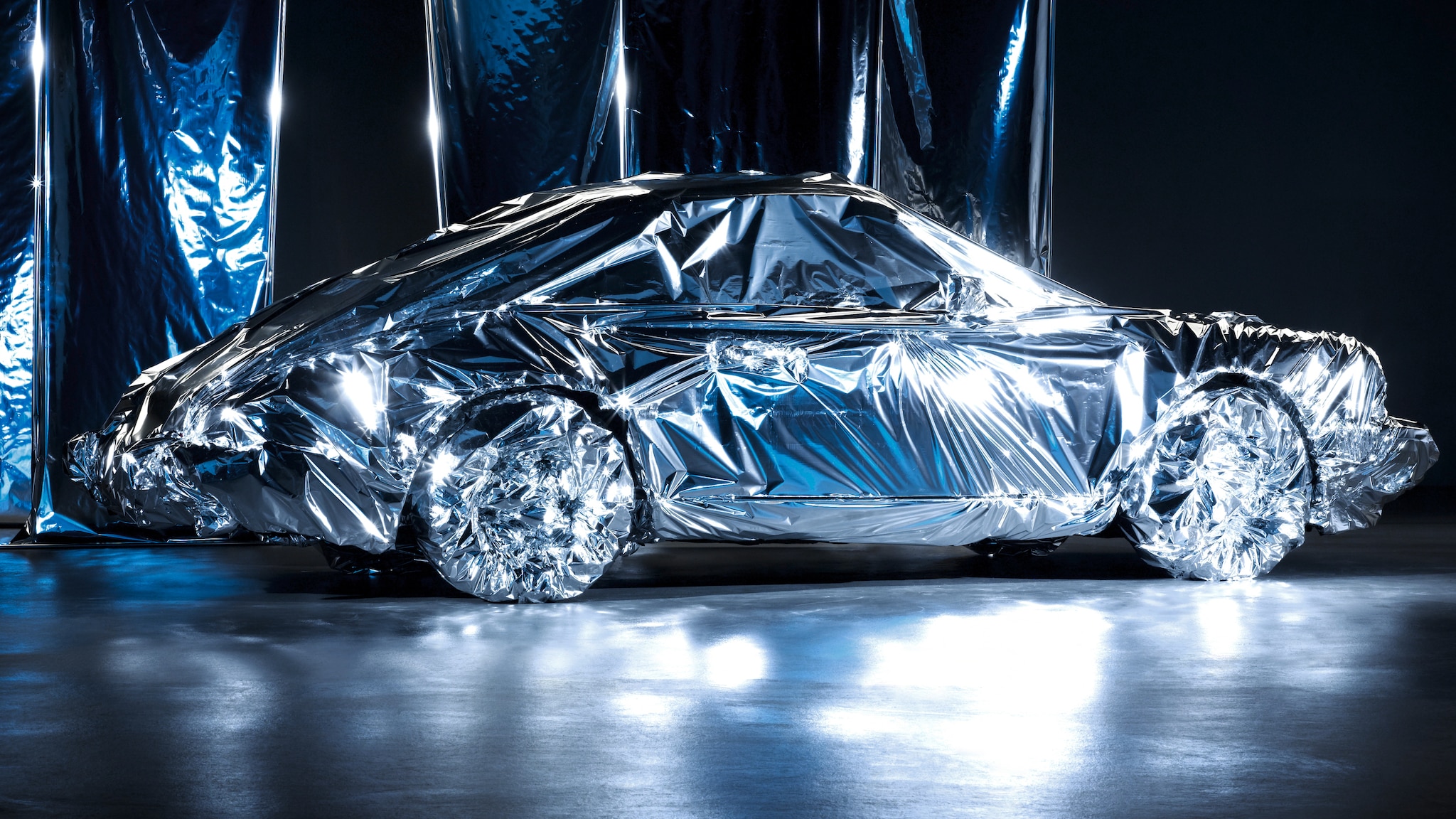 Fast-wie-Christo-Ren-Staud-verpackt-einen-Porsche
