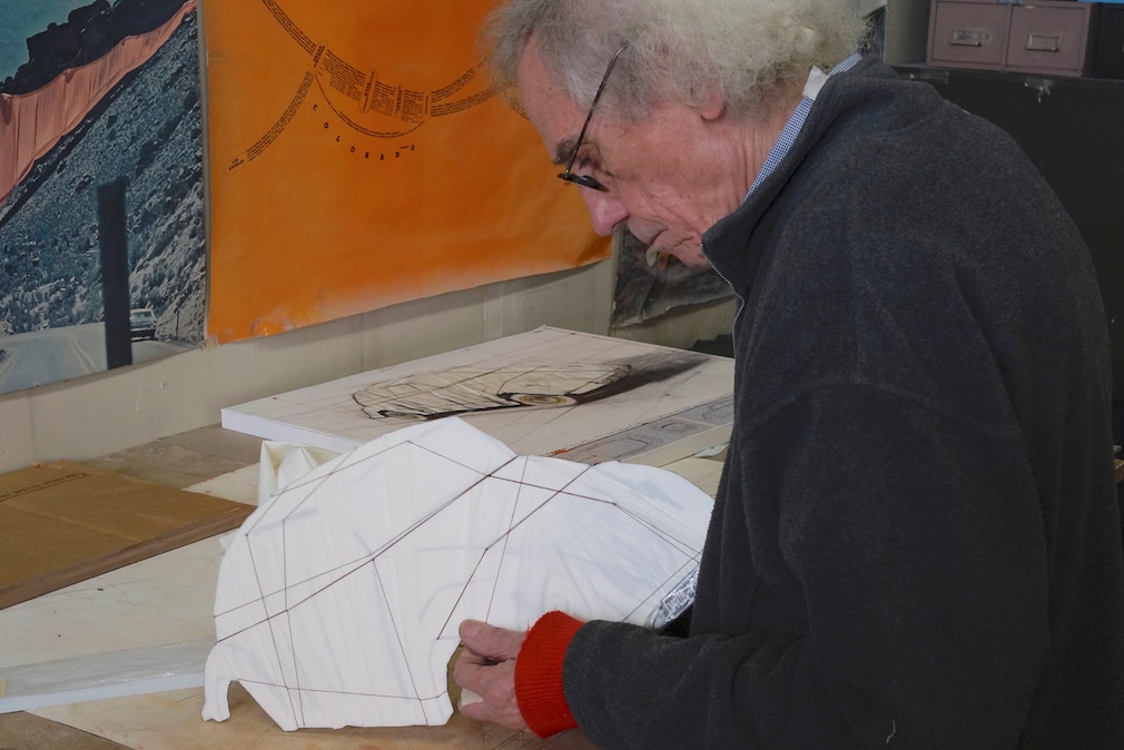Mit Pappe, Tuch und Faden arbeitete Christo 2013 am Käfer-Projekt