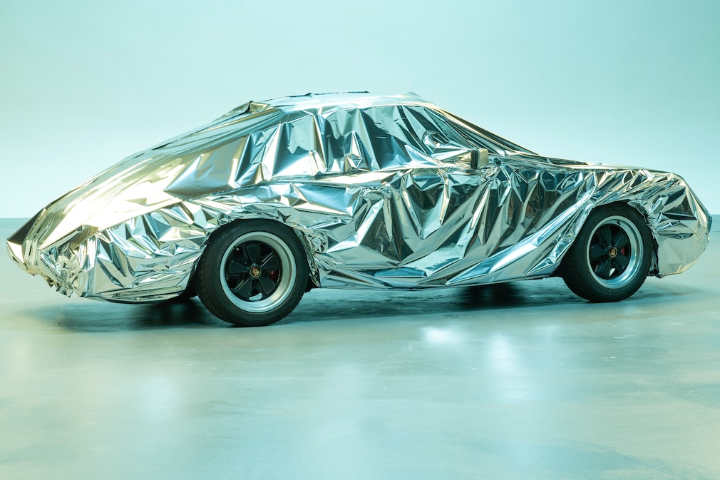 Porsche 911 in Silberfolie im Fotostudio, Räder noch nicht verhüllt