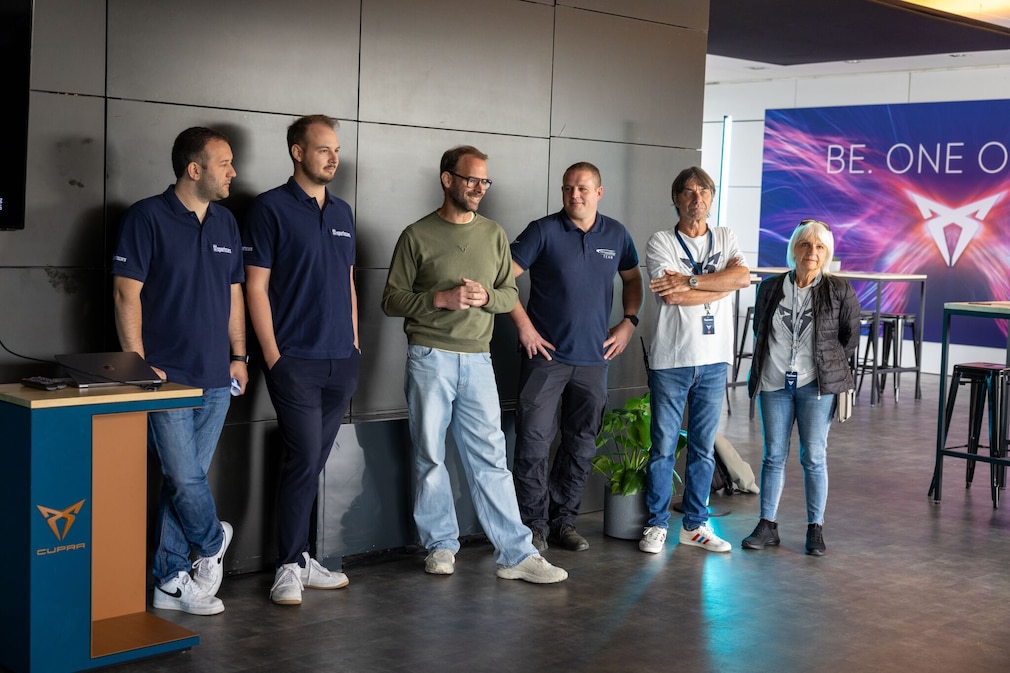 Das Team präsentiert den Tagesablauf