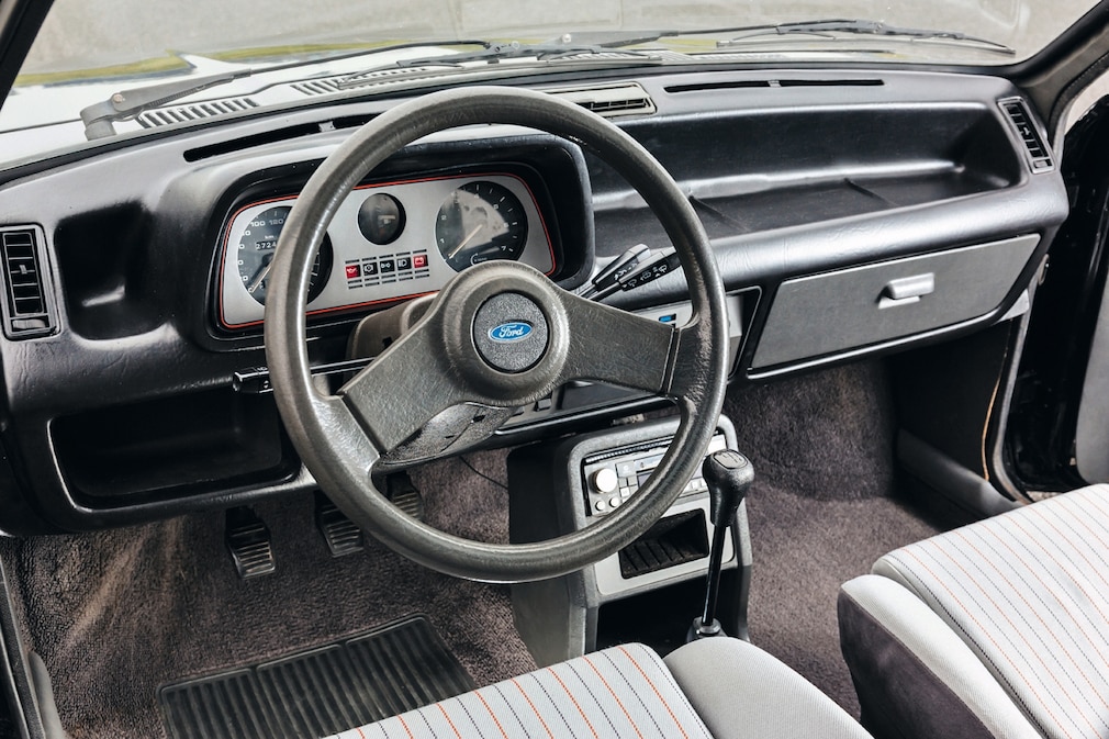 Cockpit des Ford Fiesta XR2