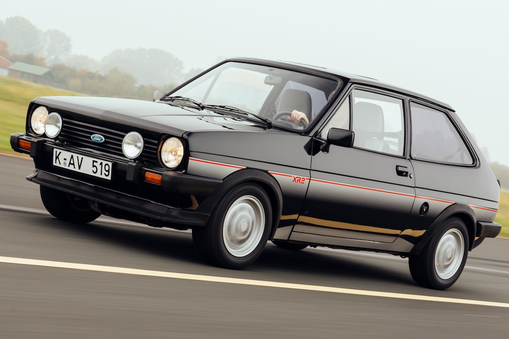 Schwarzer Ford Fiesta XR2 fahrend von schräg vorn