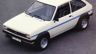 Weiße Studie Ford Fiesta RS, stehend von schräg oben