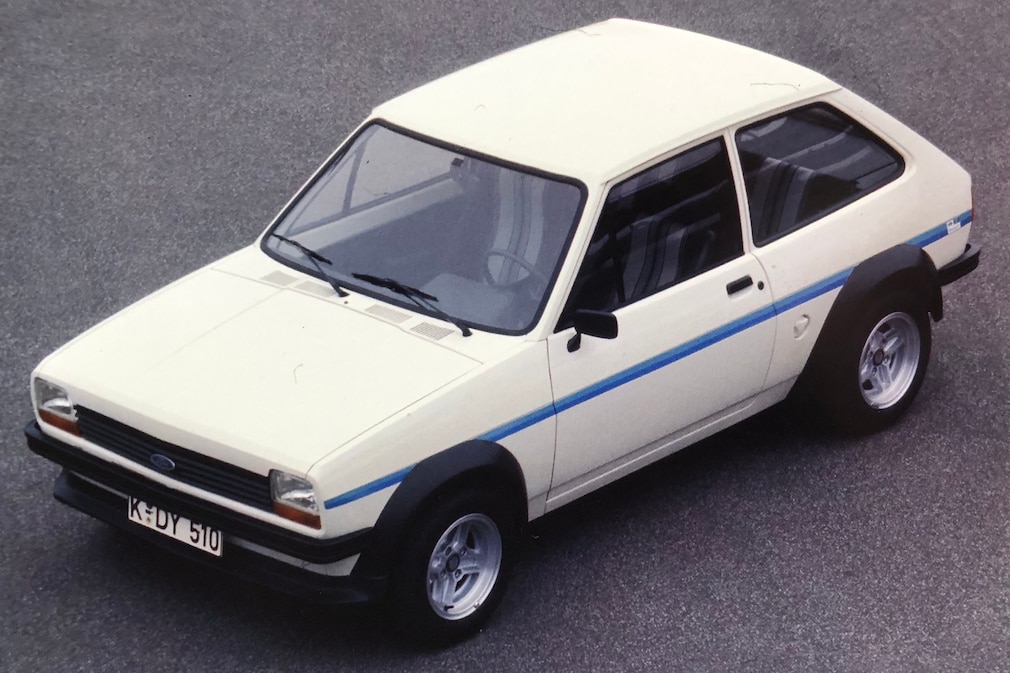 historisches Farbfoto: Ford Fiesta RS stehend schräg von oben