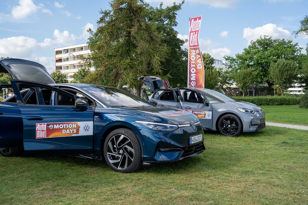 Die VW-Modelle stehen am Stand