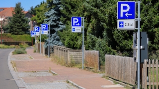 16 Schilder auf 400 Metern: Bürokratie sorgt für blauen Schilderwald