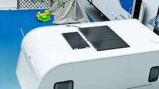 Wohnmobil mit Solarmodulen auf dem Dach