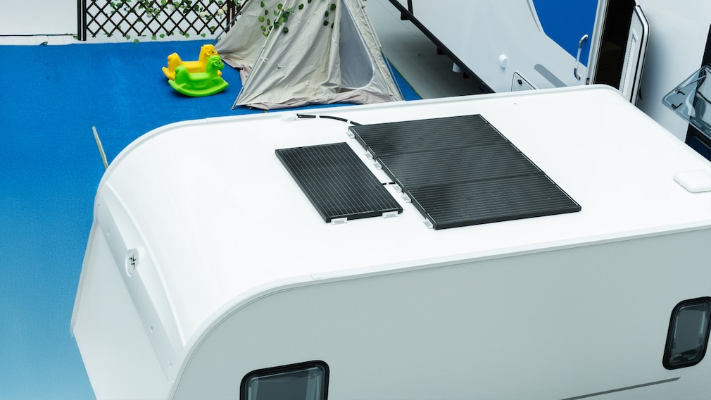 Wohnmobil mit Solarmodulen auf dem Dach