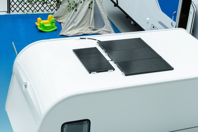Wohnmobil mit Solarmodulen auf dem Dach