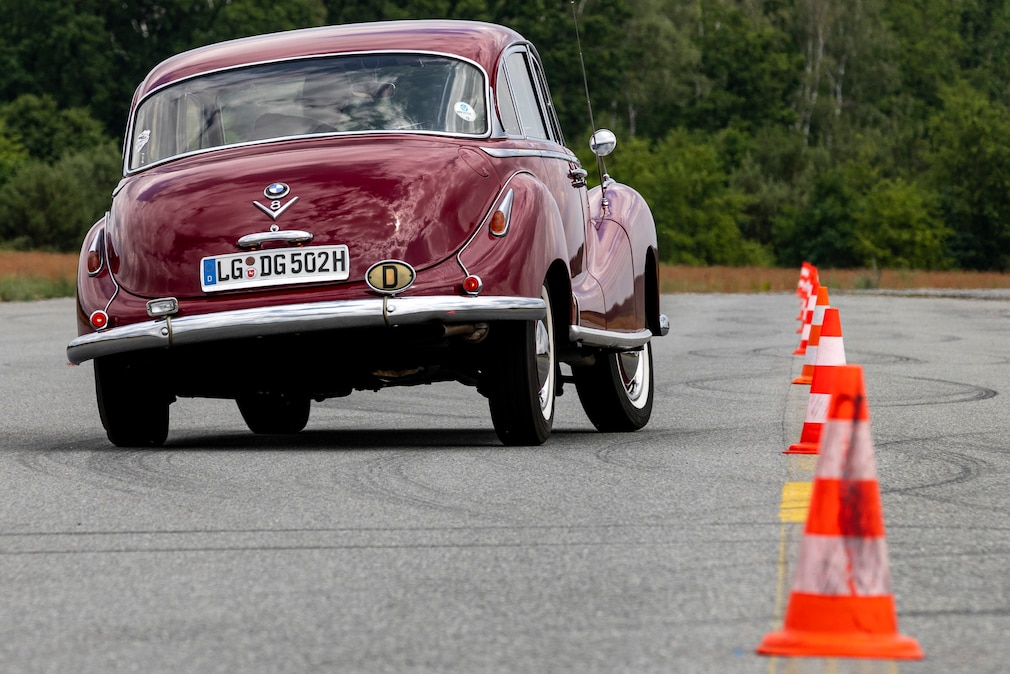 BMW 502 V8 von hinten im Slalom