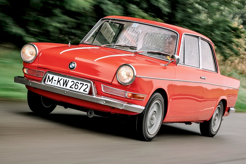 BMW 700 fahrend schräg von vorn